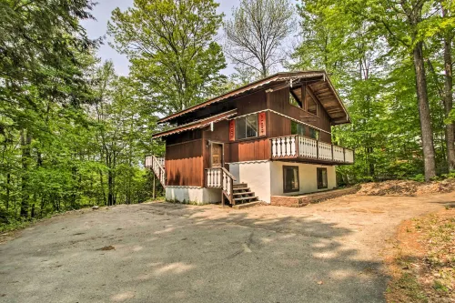 Swiss-Style Chalet w/ Fireplace - Near Story Land! - balcony