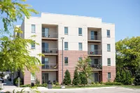 Fully Stocked Trendy Condo Close To Downtown And The Beach