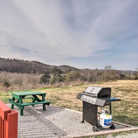 Cheery Pet-Friendly Studio w/ Shared Fire Pit