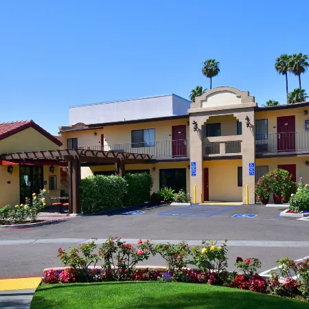 Lamplighter Inn & Suites at SDSU Отели рядом с достопримечательностью «Стадион SDCCU»