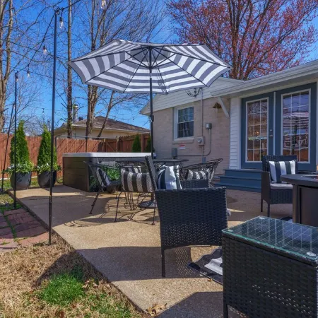 Hot tub/pool/firepit/ 3 bedroom Home center of town 2 Livingroom's sleeps 12
