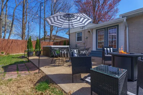 Hot tub/pool/firepit/ 3 bedroom Home center of town 2 Livingroom's sleeps 12