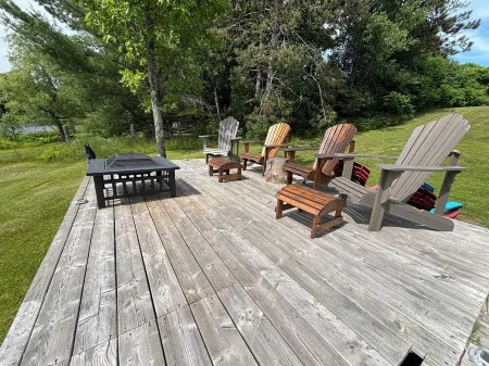 Le Duc on the Lake - Cozy waterfront Cottage Отели в г. Сент-Андре-Авеллен