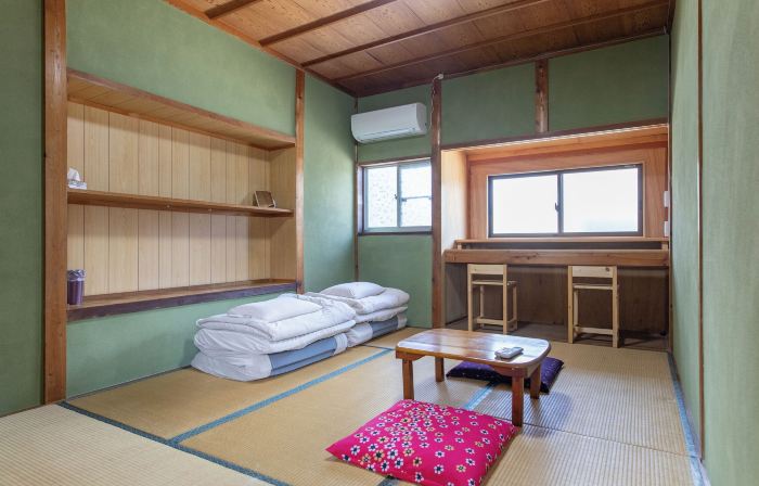 Amino Guesthouse Bench