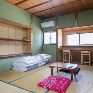 Amino Guesthouse Bench