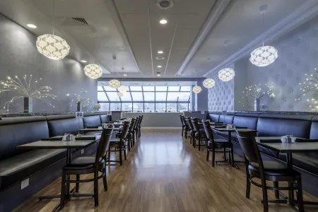 Causeway Bay Hotel Отели рядом с достопримечательностью «Lansing South Church of the Nazarene»