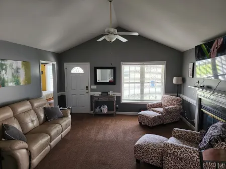 Cozy 3Br w/ Fenced Yard, Porch & Easy City Access- Pets Welcome! Отели в г. Грейам