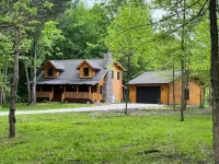 Peaceful 3BR Cabin Retreat w/Hot Tub-Near Wineries, Geneva-on-the-Lake & Spire