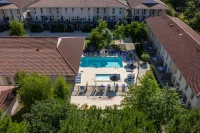 Odalys Le Petit Pont Residence - Swimmingpools