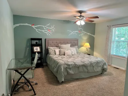 Blackbeard’s Lakefront Bungalow - convenient location with year-round lake views