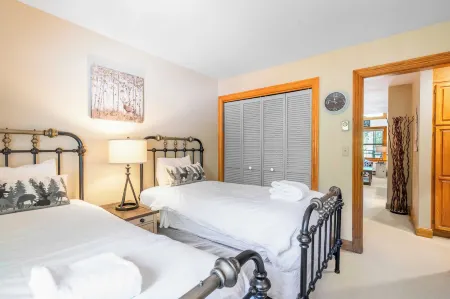 Cimarron Lodge 14 by AvantStay Ski-InSki-Out Property in Complex w Two Hot Tubs Permit3601