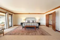 Cathedral by AvantStay Charming Secluded Estate w Sauna Pool Table Views of the Rolling Hills Hotels in Templeton