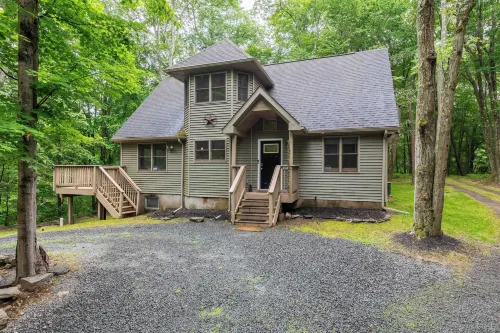 Bear Trail Chalet by AvantStay Retreat w Outdoor Living Deck Fire Pit