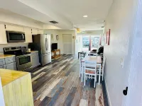 Charming 2-bedroom waterfront townhome with WiFi, AC Hot Tub and dock Hotels in Matlacha