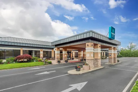 Clarion Hotel & Conference Center Отели рядом с достопримечательностью «JCPenney»