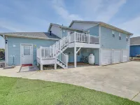 Bright Kitty Hawk Home w/ Hot Tub, Walk to Beach! Hotels in Kitty Hawk