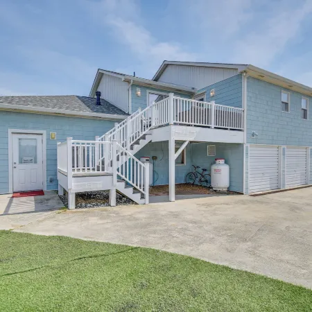 Bright Kitty Hawk Home w/ Hot Tub, Walk to Beach!