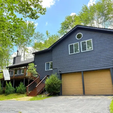Private & pet-friendly mountain escape with fenced-in yard ✺ 2 miles to resort
