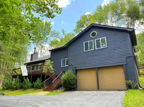 Private & pet-friendly mountain escape with fenced-in yard ✺ 2 miles to resort