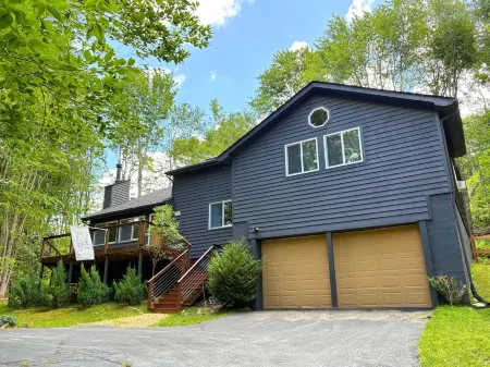 Private & pet-friendly mountain escape with fenced-in yard ✺ 2 miles to resort