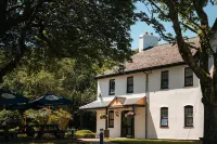 ザ コーチ & ホーセズ ホテル Tredegar House周辺のホテル