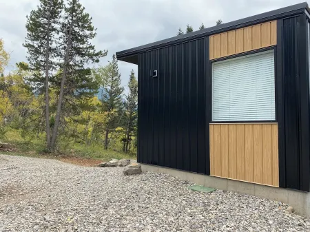 Mountainside Getaway with Games Room Отели в г. Кроуснест Пасс