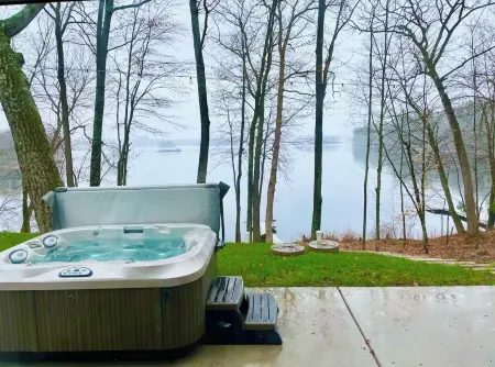 Sunrise Chalet on Potato Lake - Water Front - Dock - Game Room - Hot Tub