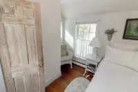 Sunnybrook House - 5 bedroom antique home in landscaped wooded grounds. Các khách sạn ở West Brookfield