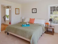 Spacious 5-bedroom house with AC, WiFi in charming Bemus Point Hotele w: Ellery