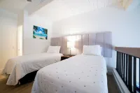 Top Floor, 360 deg Ocean View, Totally Remodeled, 2-bed 2 bath with split AC
