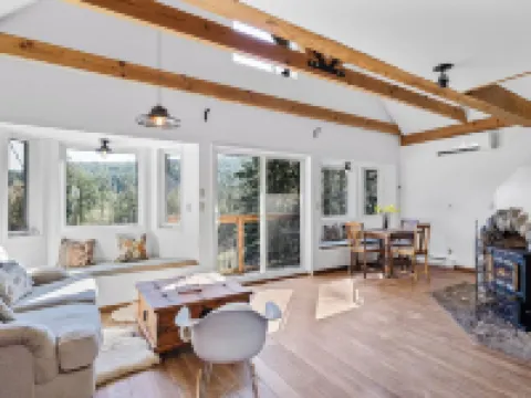 Sweetwater Retreat Cottage B&B Hotels in Salt Spring Island