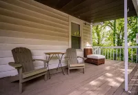 Cozy Cottage in the Heart of Hyde Park 1 Bedroom Home by RedAwning
