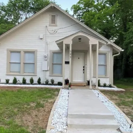 Tyler's Texas Rose, a beautiful 2BR/1BA house with back yard