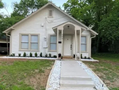 Tyler's Texas Rose, a beautiful 2BR/1BA house with back yard 鄰近GED Testing Service的酒店