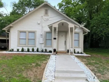 Tyler's Texas Rose, a beautiful 2BR/1BA house with back yard Отели рядом с достопримечательностью «Тайлер Роуз Гарден»