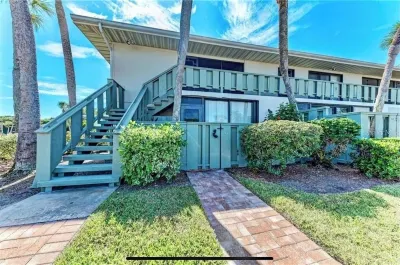 1-bedroom condo just a short walk to Anna Maria Beach Hotels near Dollar Tree