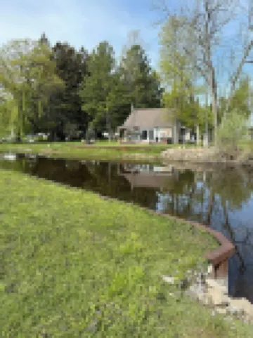 Charming 3-bedroom riverside cottage in brilliant Tawas City