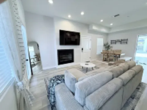 Modern Family Haven #2 - Minutes from Disney Magic/Knotts and Saigon