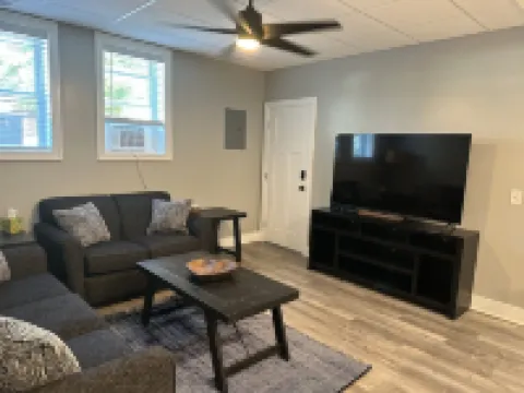 Charming 1-bedroom apartment downtown Frankfort 3 blocks from the beach!