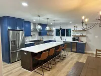 Newly Remodeled Farmhouse, 12 Minute Walk to Campus. 3Bd 3ba with Bonus Room