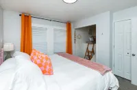 Little Italy in Dsm: 2 Bed 1 Bath Upgraded Townhome w/King Bed & Reading Nook