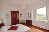 Apartment Torre. Beautiful garden, AC, 2 bedrooms 1 bathroom, near the sea. Hotels in Castagneto Carducci