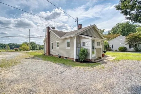 3BR on Main Street ★ Downtown Belmont ★ 5 Min Walk