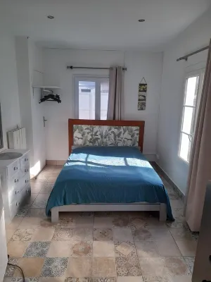 La Datcha in a 900m2 garden planted with banana trees, agapanthus and oleanders 쏘죵 호텔