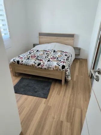 Cosy room with kitchen - Free parking - Near VNB Festival - Jacuzzi.