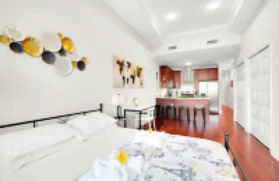 Gorgeous Rooftop Pool and Gym Access - Stylish Urban Retreat