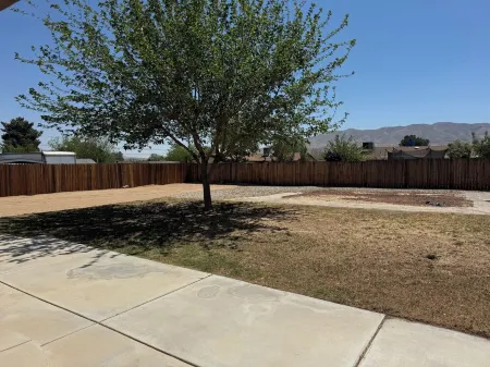 3-bedroom house inHesperia with AC, WiFi, Smart TVs and RV parking.