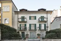 ELEGANT APARTMENT IS LOCATED A FEW STEPS FROM THE LAKEFRONT OF CERNOBBIO.