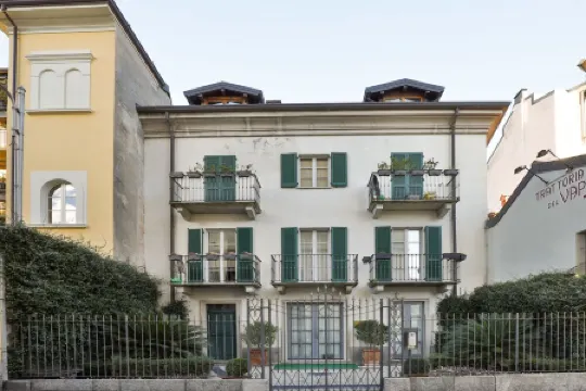 ELEGANT APARTMENT IS LOCATED A FEW STEPS FROM THE LAKEFRONT OF CERNOBBIO.
