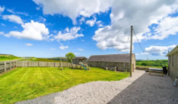 Woodside Family Pet-Friendly Holiday Home with Hot Tub